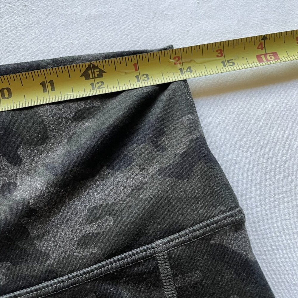 Women’s / Teen’s Fabletics Powerhold Camo Capri Leggings Size Small - Picture 5 of 7
